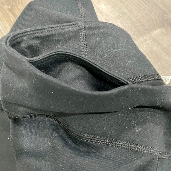 EUC Under Armour Black Cropped Leggings - Picture 2 of 5